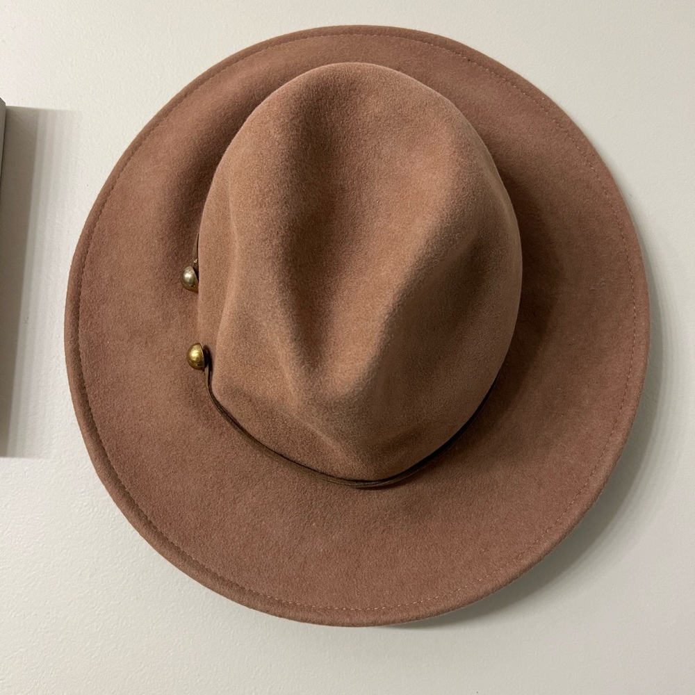 Sundaise 100% wool hat.